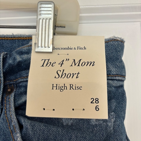 NWT Abercrombie & Fitch 4" Mom Short High Rise Jean Shorts - Picture 4 of 9